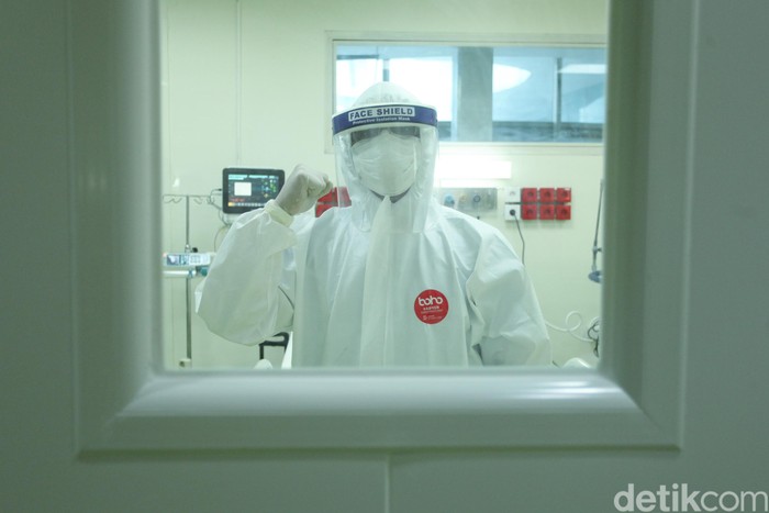 Petugas medis mempersiapkan ruangan yang akan digunakan untuk pasien COVID-19 di Rumah Sakit Cipto Mangunkusumo (RSCM), Jakarta, Kamis (30/4/2020). Peralatan medis ini didatangkan oleh CT Corp, bersama Bank Mega serta dukungan Indofood dan Astra Group.