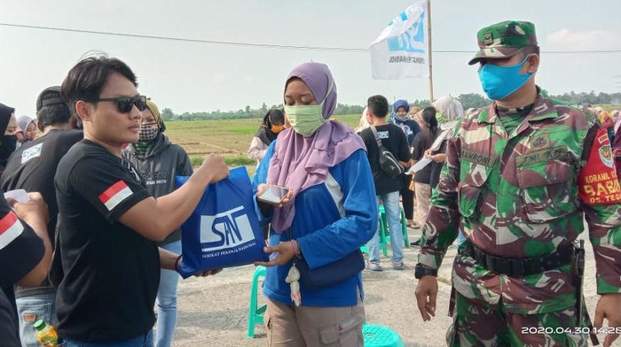 Buruh di jabar bagi sembako saat may day