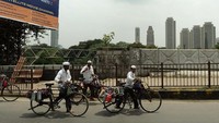 Biasanya para dabbwala menggunakan sepeda atau kereta menuju tujuan pengiriman bekal. Saat di kereta kamu akan melihat susunan papan yang di atasnya terdapat puluhan bekal. Biasanya mereka mengantar ke kantor-kantor. (AFP)