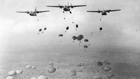 Perang Vietnam diketahui mulai terjadi saat Amerika Serikat melakukan invasi ke wilayah Vietnam pada tahun 1955. Perang ini merupakan bagian dari Perang Dingin antara dua kubu ideologi besar yakni Komunis dan SEATO. Dalam perang tersebut kubu Vietnam Selatan disokong bantuan dari Amerika Serikat dan beberapa negara sekutu AS, sementara Vietnam Utara disokong bantuan dari Uni Soviet, China, dan aliansi negara komunis lainnya. Keystone/Getty Images.