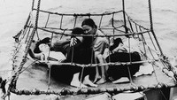 Sejumlah warga sipil pun berbondong-bondong meninggalkan kota asal mereka yang telah porak-poranda akibat perang yang berkecamuk di wilayah tersebut. Express Newspapers/Hulton Archive/Getty Images.
