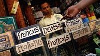 Kitab suci Alquran dijual dalam berbagai bahasa negara, di halaman luar Masjid al Azhar, Kairo, Mesir. Abid Katib/Getty Images.