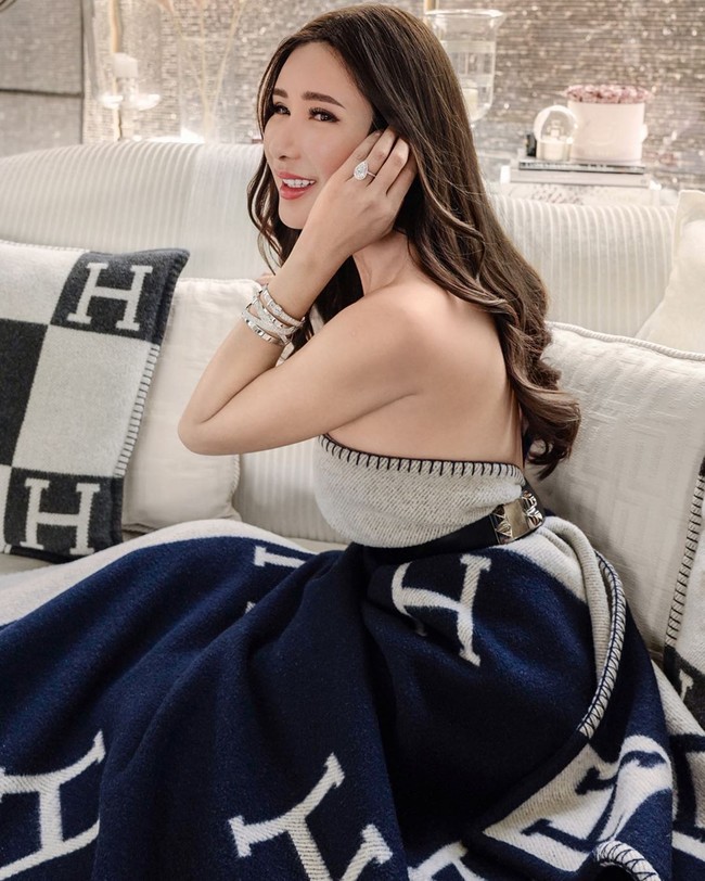 Satu lagi tantangan baru yang mulai menghiasi media sosial. Setelah quarantine pillow challenge yang sempat viral, kini giliran Hermes blanket challenge. Hampir mirip dengan pillow challenge, tantangan ini mengharuskan pelakunya mengkreasikan selimut menjadi sebuah gaun. (Foto: Instagram/@ec24m)