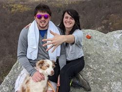 Ada-ada Saja, Pria Ini Lamar Kekasihnya saat Mendaki Gunung