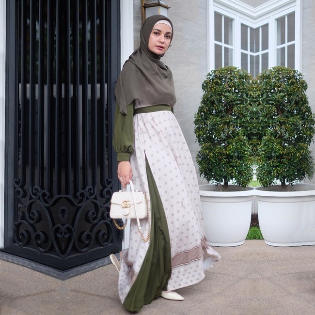 Bergaya dengan dress panjang dan hijab menutup dada, Shireen Sungkar kembali berpose di depan rumahnya. Ootd depan rumah 😂😂😂😂😂 #dirumahaja minggu ke 4 mantab semangattttttt ,yang masi kerja juga semangat apalagi dokter perawat di garda depan, tulisnya. Foto: Instagram @shireensungkar