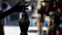 Dalam kisah lain dijelaskan, salah satu Khalifah Fatimiyah memerintahkan untuk memberi penerangan pada masjid-masjid sepanjang bulan Ramadhan dengan lentera dan lilin. Selain itu lentera ini juga digunakan oleh perempuan dalam perjalanan menuju masjid sambil dipimpin oleh laki-laki muda. Ini dilakukan supaya orang dapat melihat ada perempuan lewat dan memberi mereka jalan. Mohamed El Shahed/AFP via Getty Images.
