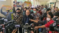 Usai sidang para aktivis membentangkan poster adili Novel. Foto: Istimewa.