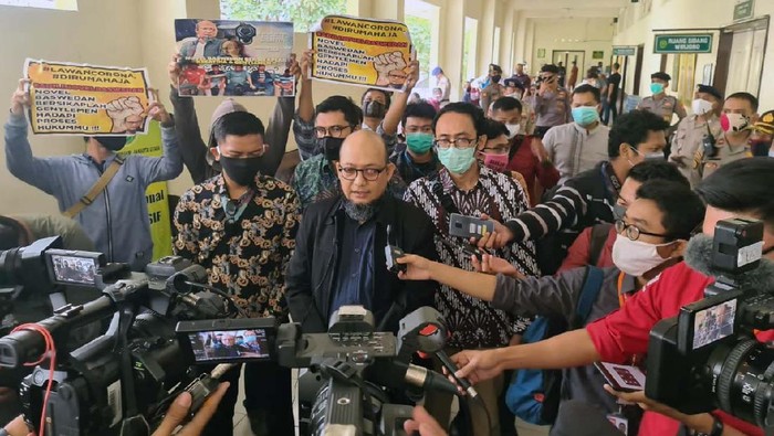 Aktivis Gugat Novel Baswedan bersama Forum Keadilan Rakyat (FKR) menggelar aksi di PN Jakarta Utara. Mereka membagikan masker bertuliskan Adili Novel Baswedan