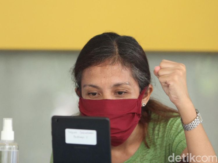 Begini Cara Melepas Rindu Pasien COVID-19 dengan Keluarga