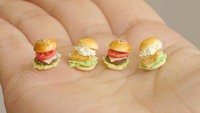 Miniatur burger berukuran mungil ini pun berhasil dibuat Mio Meet dan ia jual. Ukurannya hanya seujung jari namun detailnya sangat rapih. Foto: Instagram @mio_meet