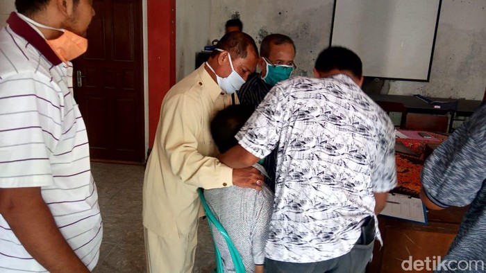 Warga membantu Ketua RW di Rembang yang mendadak pingsan