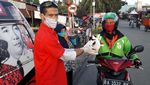 Aksi Berbagi Nasi Bungkus di Padang