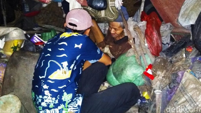 Kakek Slamet di Cepu, Blora, hidup sendirian dalam kondisi mengenaskan.