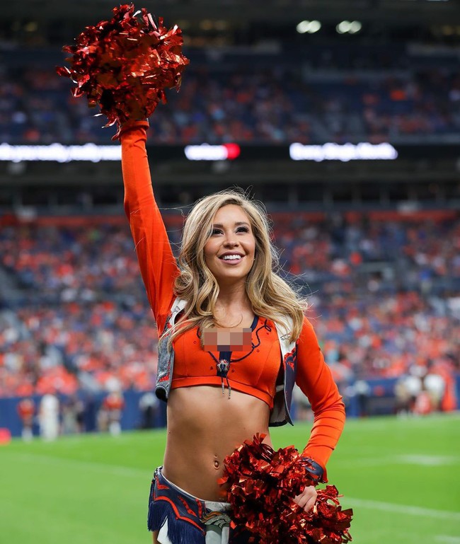 Gabriela Windey punya dua profesi yang cukup bertolak belakang. Ia bekerja sebagai cheerleader selama lima tahun dan perawat rumah sakit selama tujuh tahun. Karena pandemi Corona, Gabriela pun mendedikasikan waktunya untuk merawat para pasien COVID-19.Foto: Instagram @gabriela_maria_123