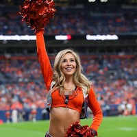 Gabriela Windey punya dua profesi yang cukup bertolak belakang. Ia bekerja sebagai cheerleader selama lima tahun dan perawat rumah sakit selama tujuh tahun. Karena pandemi Corona, Gabriela pun mendedikasikan waktunya untuk merawat para pasien COVID-19.Foto: Instagram @gabriela_maria_123