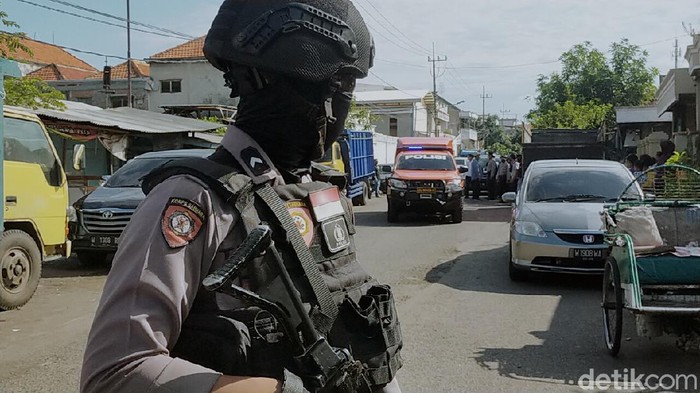 Gudang ekspedisi di Jalan Kunti No 72 digeledah Tim Densus 88. Gudang tersebut merupakan tempat kerja terduga teroris berinisal AF yang diamankan beberapa waktu lalu.