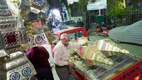 Karena telah menjadi tradisi turun-temurun, lentera yang dalam bahasa Arab disebut fanoos itu menjadi populer di Mesir. Menjelang Ramadhan, biasanya orang-orang akan memadati pasar untuk membeli fanoos. David Degner/Getty Images.