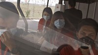 Pramugari AirAsia mengenakan masker saat mereka berjalan menuju gedung Terminal 2 Bandara Internasional Kuala Lumpur (KLIA2) pada 29 April 2020 di Kuala Lumpur, Malaysia.