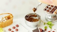 Tak hanya miniatur kuenya saja, Mio Meet juga membuat miniatur panci berisi cokelat. Wah jadi bisa main masak-masakan dengan seru nih! Foto: Instagram @mio_meet