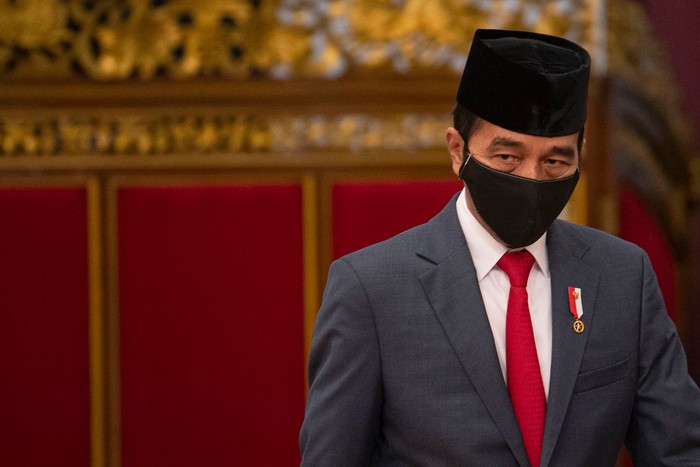 Bermasker, Gaya Jokowi saat Lantik Ketua MA dan Hakim MK Presiden Joko Widodo melantik Ketua MA Muhammad Syarifuddin dan Hakim MK Manahan Sitompul di Istana Negara Jakarta. Jokowi tampak memakai masker.