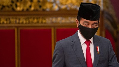 Gaya Jokowi Bermasker saat Lantik Ketua MA-Hakim MK