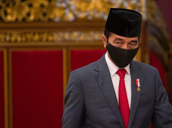 Presiden Joko Widodo melantik Ketua MA Muhammad Syarifuddin dan Hakim MK Manahan Sitompul di Istana Negara Jakarta. Jokowi tampak memakai masker.