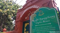 Beginilah potret gerbang depan masjid agung Sang Cipta Rasa yang di desain dengan warna dominan merah dan sangat kental dengan unsur hindu.