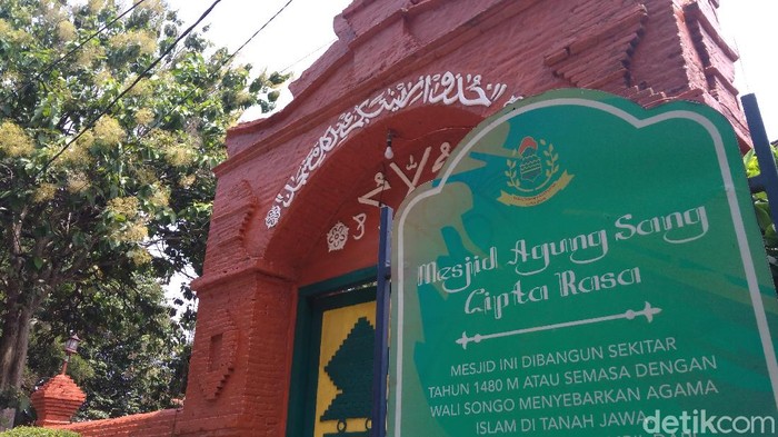 Inilah sepenggal bukti akan penyebaran agama islam di kota Udang dan romantisme Sunan Gunung Jati terhadap sang istrinya. Masjid Agung Sang Cipta Rasa.