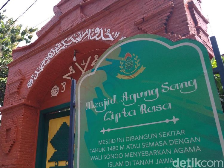 Potret 8 Masjid Bersejarah yang Unik di Cirebon