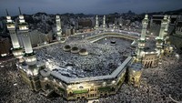 Namun, pembukaan kembali Masjidil Haram dan Masjid Nabawi itu tidak dilakukan dengan tergesa-gesa. Sheikh Sudais meminta kepada kaum muslimin berdoa untuk kebaikan dua Masjid ini. Getty Images/Abid Katib