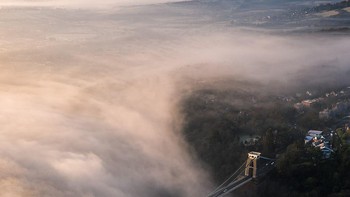 Pemandangan di jembatan Clifton Suspension di Bristol, karya dari fotografer Inggris @tom.bridges. Foto: Agora via Daily Mail