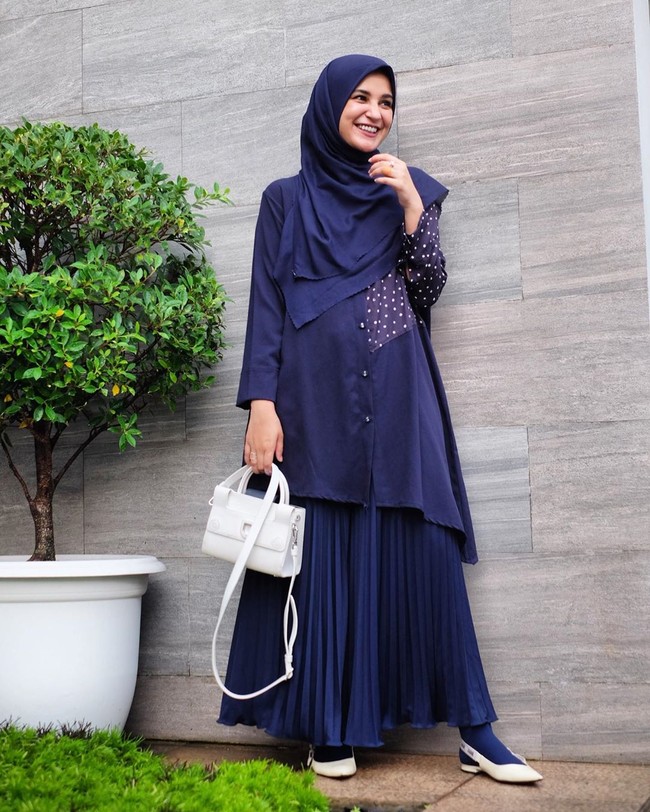 Kali ini Shireen Sungkar memanfaatkan dinding rumahnya untuk jadi latarnya berpose. Tampil serba biru, Shireen mengenakan kemeja rancangan Zaskia Sungkar yang dipadukan rok plisket berwarna senada. Foto: Instagram @shireensungkar