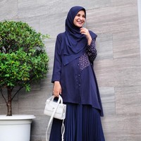 Kali ini Shireen Sungkar memanfaatkan dinding rumahnya untuk jadi latarnya berpose. Tampil serba biru, Shireen mengenakan kemeja rancangan Zaskia Sungkar yang dipadukan rok plisket berwarna senada. Foto: Instagram @shireensungkar