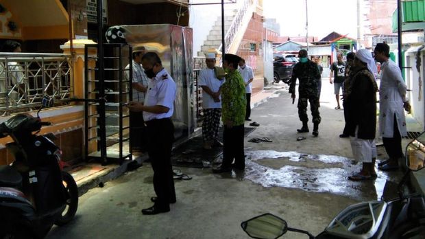 Camat di Kota Parepare, Sulsel, dilaporkan ke polisi dengan tuduhan penodaan agama. Ia dilaporkan karena disebut membubarkan salat Jumat di masjid setempat.