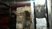 Di ruang utama masjid juga terdapat tempat khusus bagi keluarga kesultanan Cirebon. Tempat khusus ini berada di saf paling depan dan belakang.