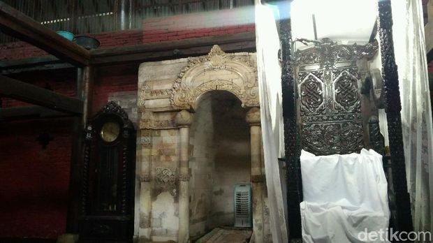 Inilah sepenggal bukti akan penyebaran agama islam di kota Udang dan romantisme Sunan Gunung Jati terhadap sang istrinya. Masjid Agung Sang Cipta Rasa.