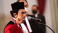 Hakim Mahkamah Konstitusi (MK) Manahan Sitompul mengucapkan sumpah jabatan saat dilantik di Istana Negara, Jakarta, Kamis (30/4/2020).