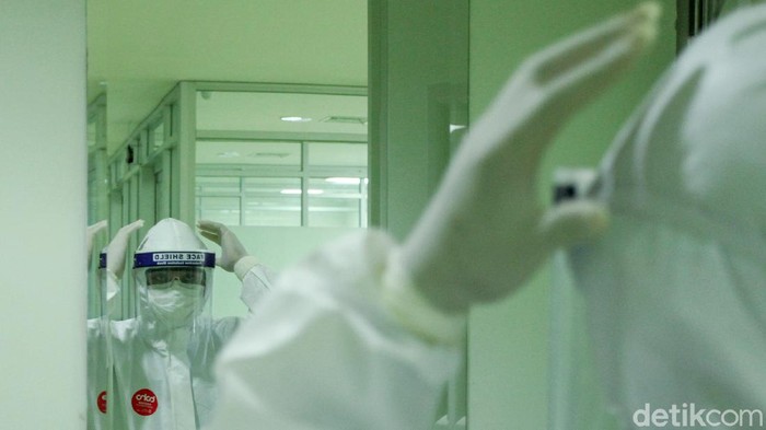 Petugas medis mempersiapkan ruangan yang akan digunakan untuk pasien COVID-19 di Rumah Sakit Cipto Mangunkusumo (RSCM), Jakarta, Kamis (30/4/2020). Peralatan medis ini didatangkan oleh CT Corp, bersama Bank Mega serta dukungan Indofood dan Astra Group.