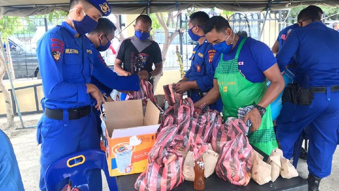 Personel Direktorat Polisi Air dan Udara (Ditpolrairud) Polda Aceh membuka dapur umum untuk membantu masyarakat terdampak Corona berbuka puasa.