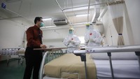 Direktur Ciputra Hospital Dr Irwan S. Hermawan bersama Tim Medis sedang meninjau fasilitas tambahan bed dan ruang isolasi khusus untuk tangani pasien COVID-19  di Ciputra Hospital Citra Garden City, Jakarta, Kamis (30/4). dok. Ciputra Group
