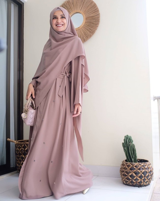 Selain di depan rumahnya, Shireen Sungkar juga memanfaatkan teras belakang rumahnya untuk foto #ootd. Cantik ya gaya Shireen dengan gamis yang matching dengan hijabnya ini. Foto: Instagram @shireensungkar