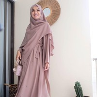Selain di depan rumahnya, Shireen Sungkar juga memanfaatkan teras belakang rumahnya untuk foto #ootd. Cantik ya gaya Shireen dengan gamis yang matching dengan hijabnya ini. Foto: Instagram @shireensungkar