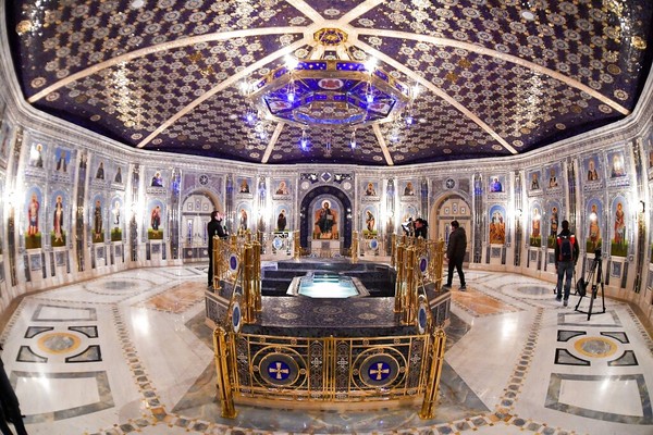 Dinding gereja dihiasai mosaik sejumlah wajah tokoh terkenal Soviet atau Rusia saat ini di antaranya, Presiden Vladimir Putin, Menteri Pertahanan Sergei Shoigu, Josef Stalin, Ketua Dewan Federasi Valentina Matviyenko, Ketua parlemen Duma, Vjacheslav Volodin, Direktur Badan Intelijen Rusia, FSB, Alexander Bortnikov dan Kepala Staf Angkatan Darat Valery Gerasimov. Dinding gereja dihiasai mosaik sejumlah wajah tokoh terkenal Soviet atau Rusia saat ini di antaranya, Presiden Vladimir Putin, Menteri Pertahanan Sergei Shoigu, Josef Stalin, Ketua Dewan Federasi Valentina Matviyenko, Ketua parlemen Duma, Vjacheslav Volodin, Direktur Badan Intelijen Rusia, FSB, Alexander Bortnikov dan Kepala Staf Angkatan Darat Valery Gerasimov.