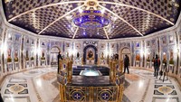 Dinding gereja dihiasai mosaik sejumlah wajah tokoh terkenal Soviet atau Rusia saat ini di antaranya, Presiden Vladimir Putin, Menteri Pertahanan Sergei Shoigu, Josef Stalin, Ketua Dewan Federasi Valentina Matviyenko, Ketua parlemen Duma, Vjacheslav Volodin, Direktur Badan Intelijen Rusia, FSB, Alexander Bortnikov dan Kepala Staf Angkatan Darat Valery Gerasimov.