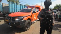 Polisi bersenjata lengkap berjaga saat Detasemen Khusus (Densus) 88 Antiteror Polri menggeledah sebuah gudang ekspedisi di Jalan Kunti No 72, Surabaya, Jawa Timur, Kamis (30/4/2020).