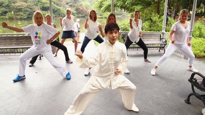 Tai chi adalah jenis seni bela diri Tiongkok kuno yang diyakini memiliki tujuan utama untuk mencapai umur panjang melalui pengondisian pikiran dan tubuh.
