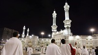 Umat muslim berjalan menuju Masjidil Haram sebelum kedua masjid suci ini ditutup sementara karena kasus virus Corona. Foto-foto ini diambil pada medio Januari 2020. Getty Images/Abid Katib