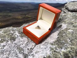 Ada-ada Saja, Pria Ini Lamar Kekasihnya saat Mendaki Gunung