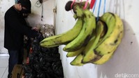 Selama pandemi COVID-19, Lili sapaan karib Muntacili mengatakan, omzet penjualan warteg miliknya turun 70 persen.