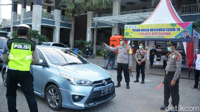 Penyekatan kendaraan yang melintas di pantura Situbondo terus dilakukan. Hingga saat ini ada sekitar 150 kendaraan yang dipaksa putar balik.
